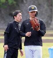 赤星臨時コーチ（左）は森下に守備のアドバイスをする（撮影・山口登）