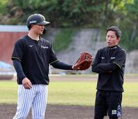 森下（左）は赤星臨時コーチから守備のアドバイスを受ける（撮影・山口登）