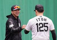 ブルペンで伊藤稜（右）に笑顔で声をかける藤川監督（撮影・西田忠信）