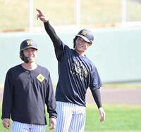 　充実の表情をみせる木浪。手前は糸原（撮影・飯室逸平）