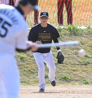 　サブグラウンドでノックを受ける木浪