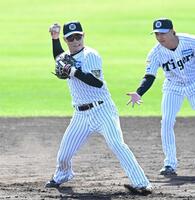 　メイングラウンドで守備練習する木浪