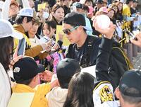 　ファンに２０分間のサイン対応する木浪