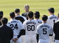 ナインに訓示する秦オーナー（撮影・田中太一