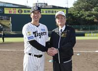 握手をする秦オーナーと藤川監督（撮影・田中太一）