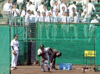 前川は智弁学園、智弁学和歌山の野球部の生徒が見つめる中、走塁練習する（撮影・山口登）