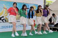 キャンプ地を盛り上げるコウベリーズ（撮影・山口登）