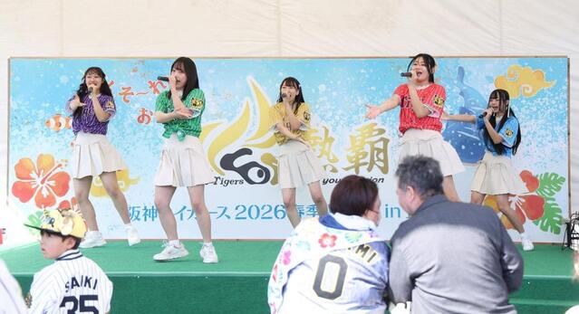 阪神 ご当地アイドルの「KOBerrieS♪」が阪神キャンプで