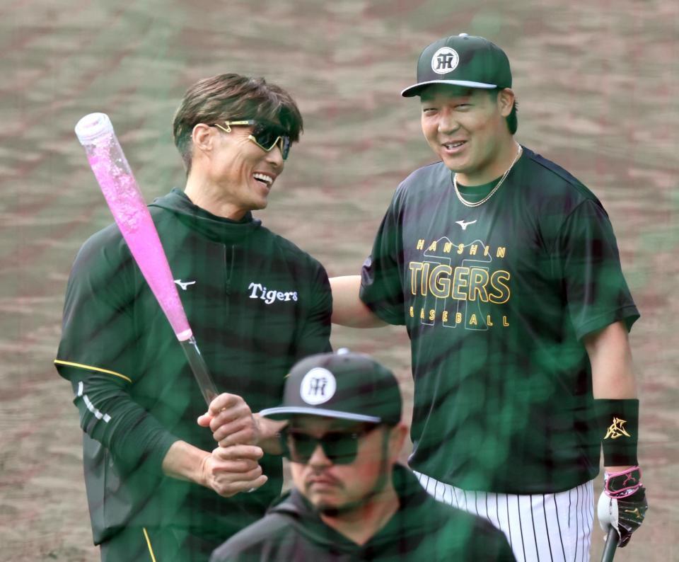 大山と話をする糸井臨時コーチ（撮影・田中太一）