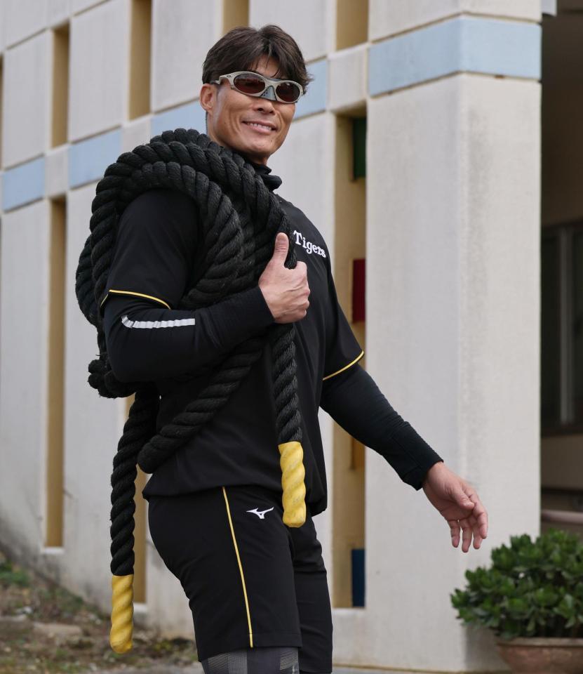 ロープを担いでキャンプ地入りする糸井臨時コーチ（撮影・田中太一）