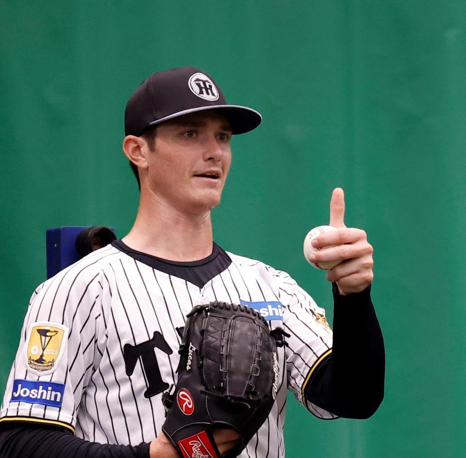 サムアップポーズをするルーカス（撮影・西田忠信）