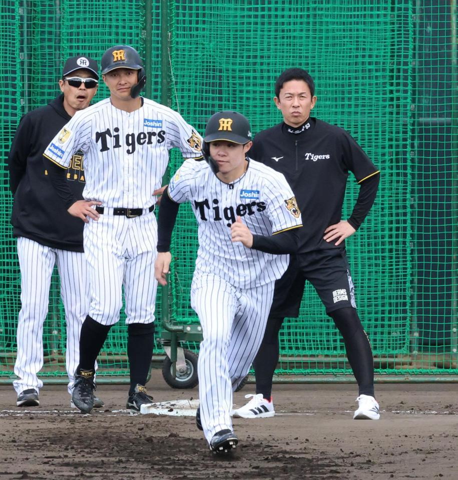 走塁練習する中野（右は赤星臨時コーチ）＝撮影・山口登