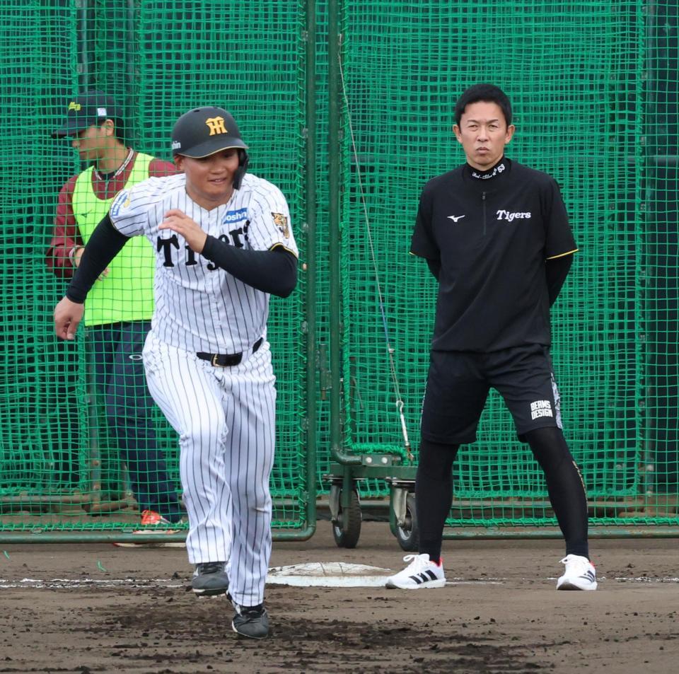 走塁練習する森下（右は赤星臨時コーチ）＝撮影・山口登