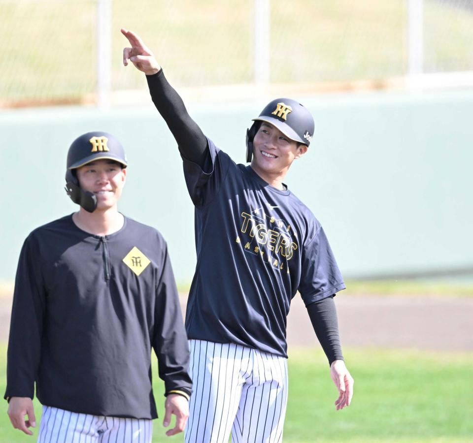 　充実の表情をみせる木浪。手前は糸原（撮影・飯室逸平）