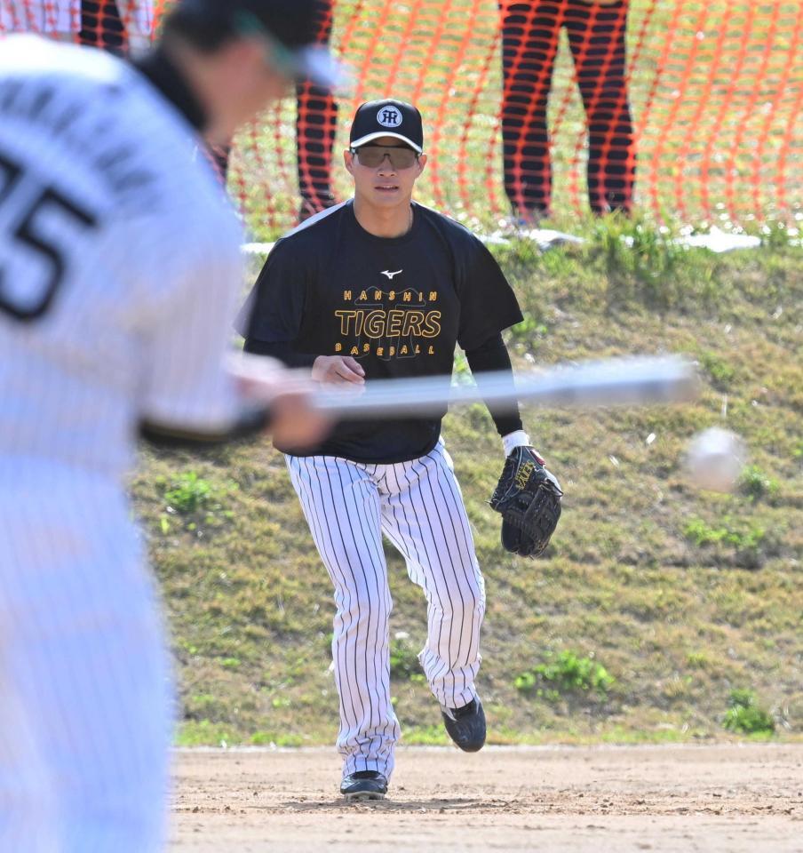 　サブグラウンドでノックを受ける木浪