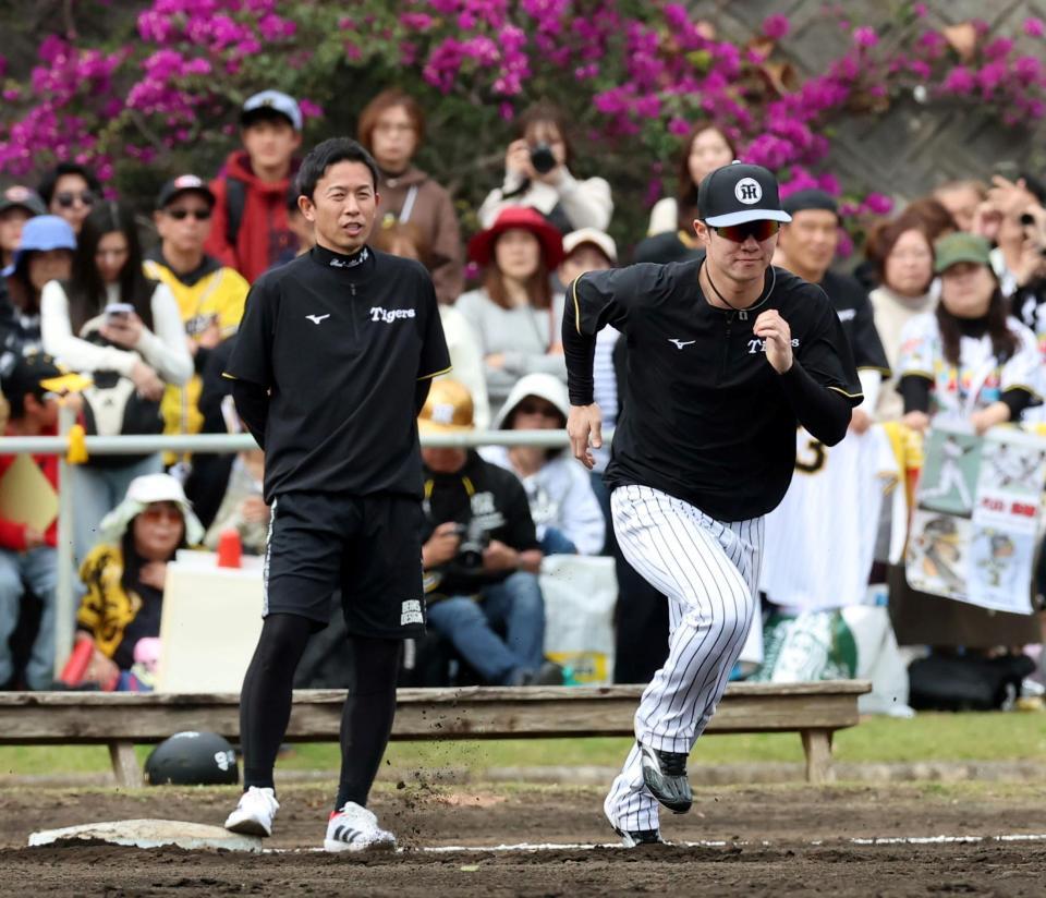 ３日、中野（右）の走塁練習を見守る赤星臨時コーチ