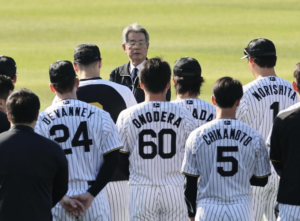 ナインに訓示する秦オーナー（撮影・田中太一