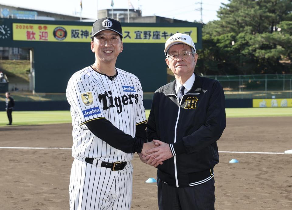 握手をする秦オーナーと藤川監督（撮影・田中太一）