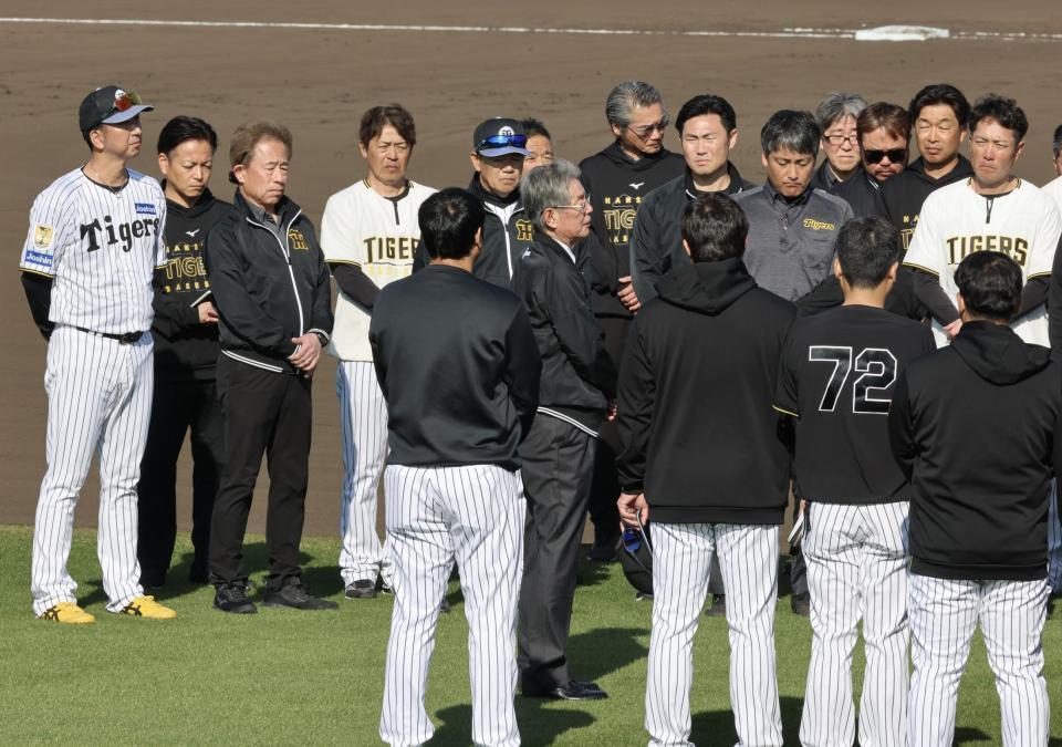 練習前、秦雅夫オーナー（中央）はナインに向け訓示をする（撮影　山口登）