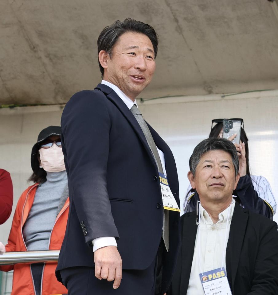 阪神のキャンプ地を訪れた智弁和歌山・中谷監督（撮影・田中太一）