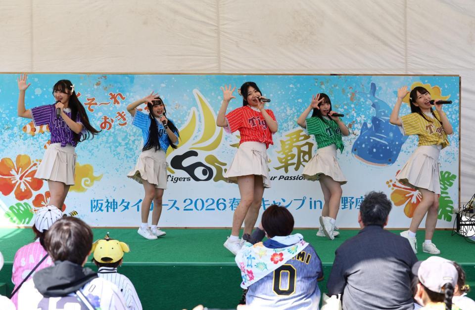 キャンプ地を盛り上げるコウベリーズ（撮影・山口登）