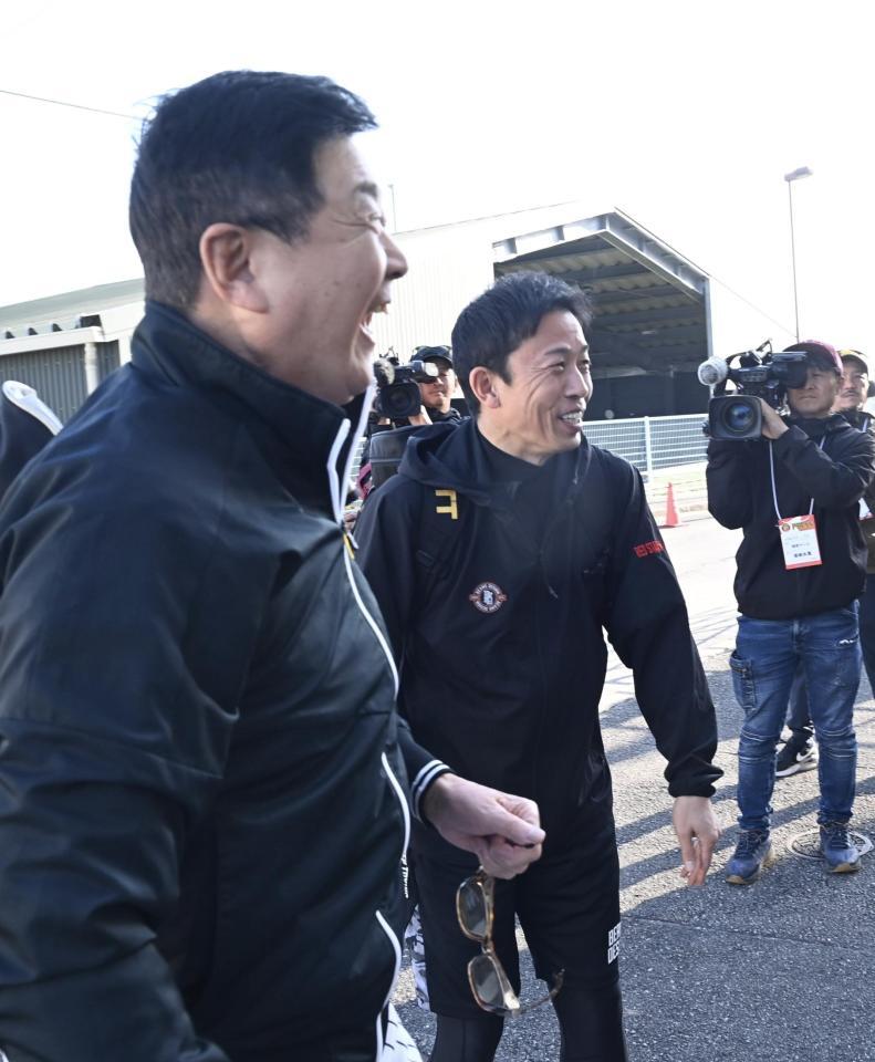 笑顔で挨拶を交わす平田２軍監督（左）と赤星臨時コーチ