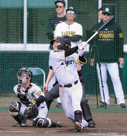 　右越えに本塁打を放つ浜田＝撮影・山　口登