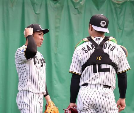 ピッチコムを使った投球練習を終え坂本（右）と言葉を交わす石井（撮影・西田忠信）