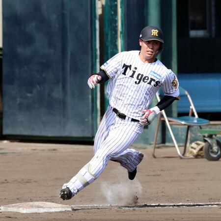 シート打撃で左前打を放つ谷端＝４日