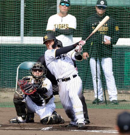 シート打撃で左前打を放つ谷端（捕手・伏見）＝４日