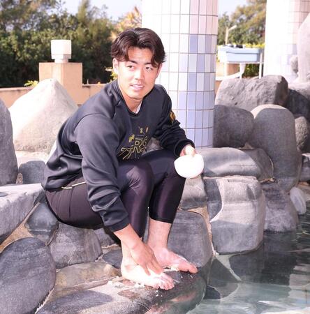 足に塩を塗る谷端（撮影・西田忠信）