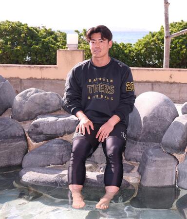 足湯を体験する谷端（撮影・西田忠信）