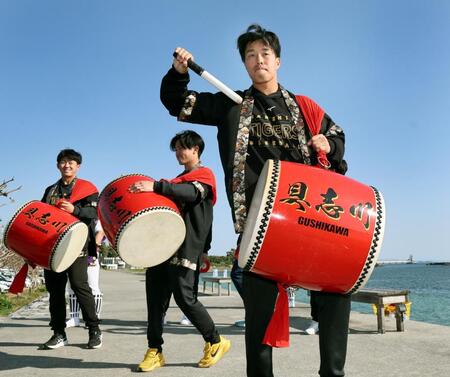 真剣な表情でエイサーを踊る（右から）岡城、山崎、立石（撮影・田中太一）