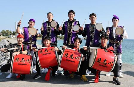 エイサーで使う太鼓を持つ、手前左２人目から立石、山崎、岡城。奥左２人目から能登、早瀬、神宮（撮影・田中太一）