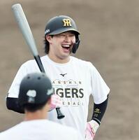 　シート打撃で本塁打を放った浜田は満面の笑み（撮影・田中太一）