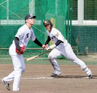 　シート打撃で左前打を放つ谷端（投手・門別）＝撮影・山口登