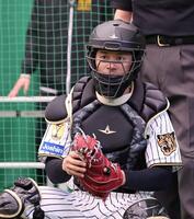 ピッチコムを使用して石井の投球を受けた坂本（撮影・西田忠信）