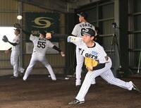 ブルペンで力投する下村（撮影・飯室逸平）