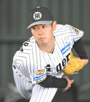 ブルペンで力投する下村（撮影・飯室逸平）