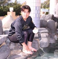 足に塩を塗る谷端（撮影・西田忠信）