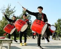 エイサー体験で踊る（右から）立石、山崎、岡城（撮影・田中太一）