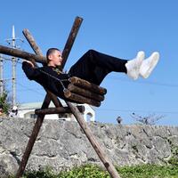 ブランコに乗って童心に帰る能登（撮影・田中太一）