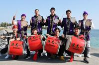 エイサーで使う太鼓を持つ、手前左２人目から立石、山崎、岡城。奥左２人目から能登、早瀬、神宮（撮影・田中太一）