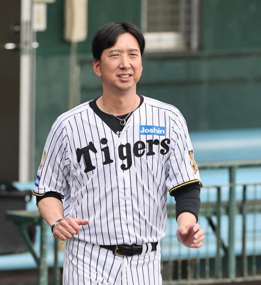 練習を見る藤川監督（撮影・田中太一）