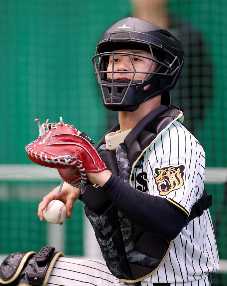 ブルペンで石井の投球を受ける坂本（撮影・西田忠信）