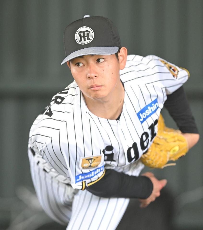 ブルペンで力投する下村（撮影・飯室逸平）