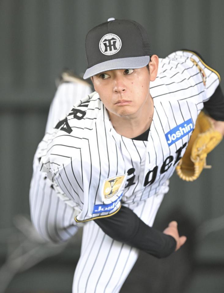 ブルペンで力投する下村