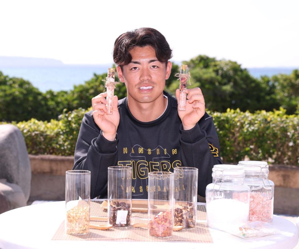 「オリジナルバスソルトづくり体験」をした谷端（撮影・西田忠信）