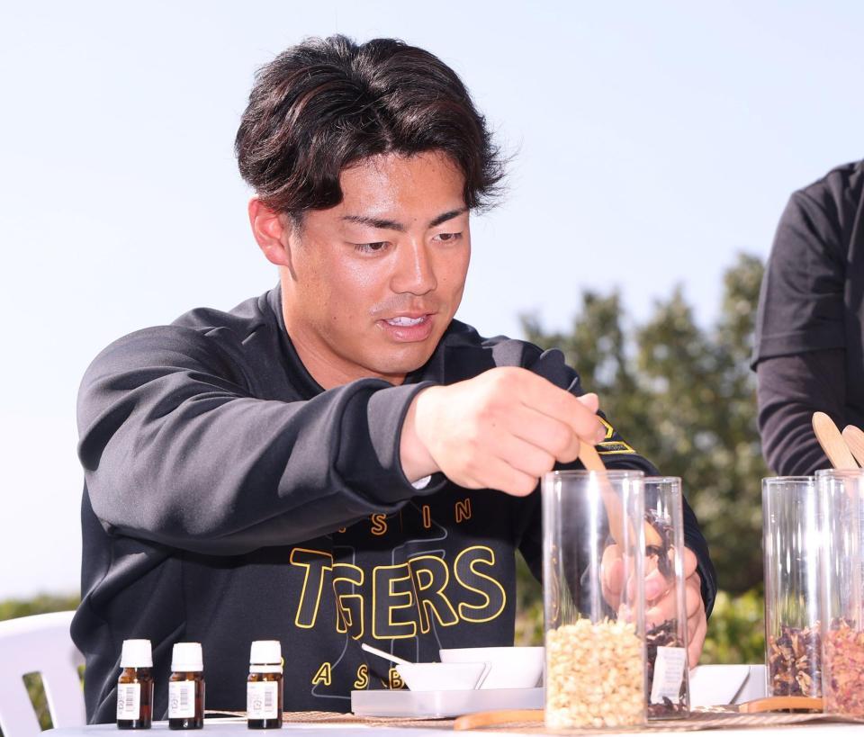 「オリジナルバスソルトづくり」を体験する谷端（撮影・西田忠信）