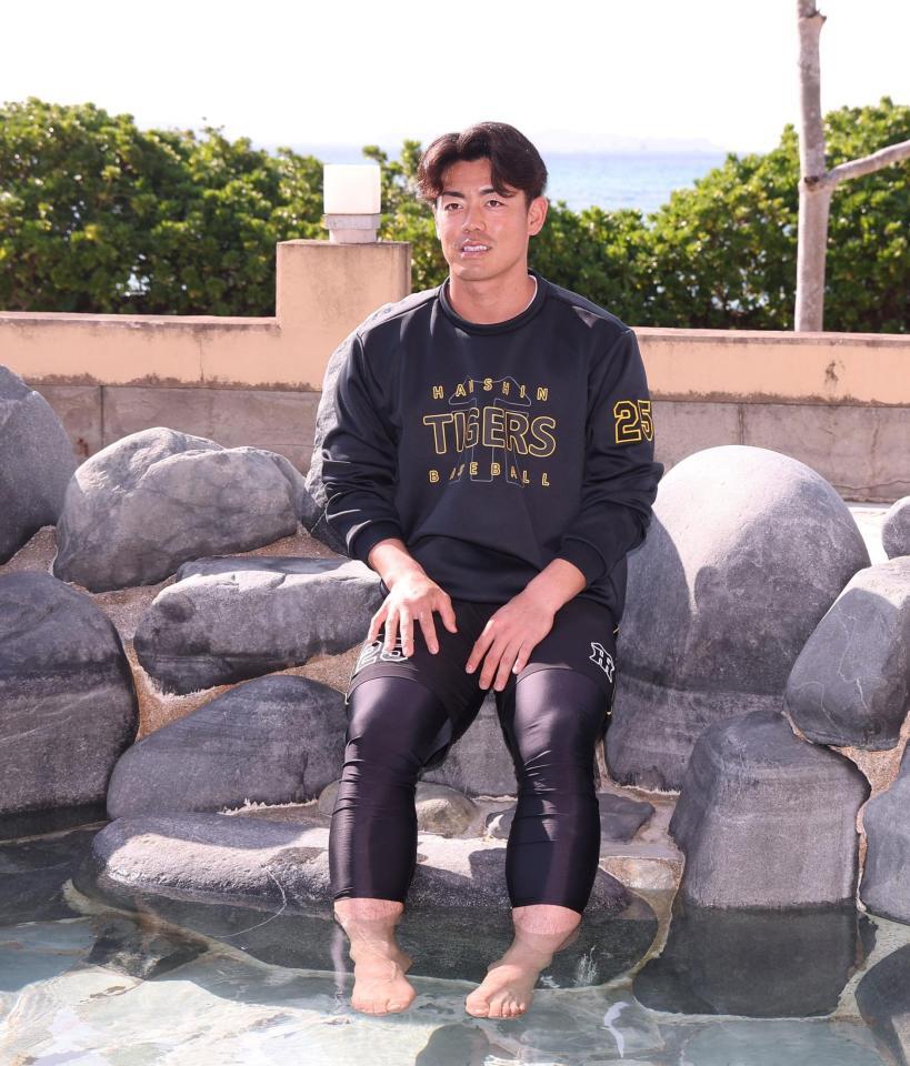 足湯を体験する谷端（撮影・西田忠信）